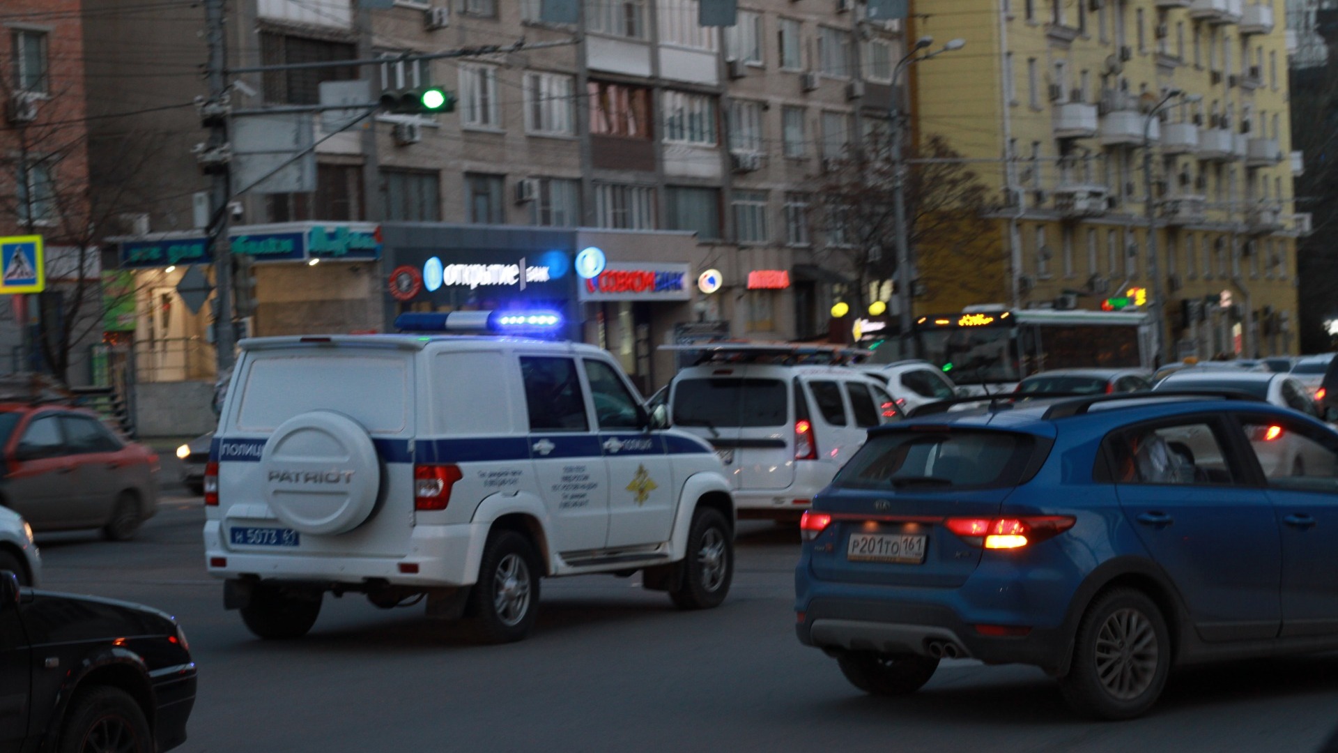 Длинномер перегородил важную трассу во Владивостоке