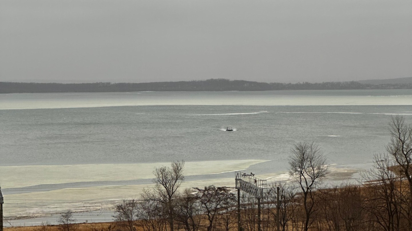 Спасатели доставили двух рыбаков со льдины на берег во Владивостоке