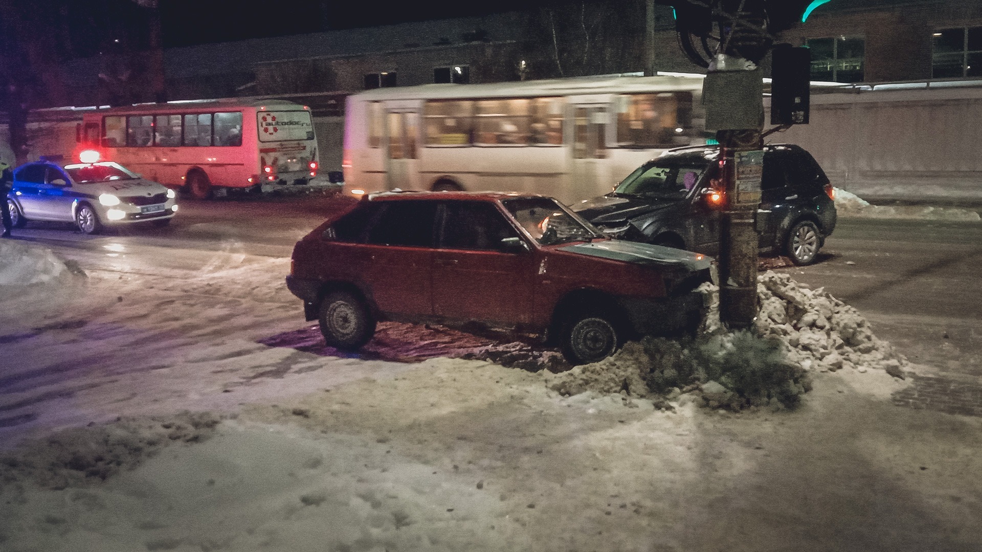 Куча автомобилей влетели в леера и бились друг об друга вблизи Владивостока