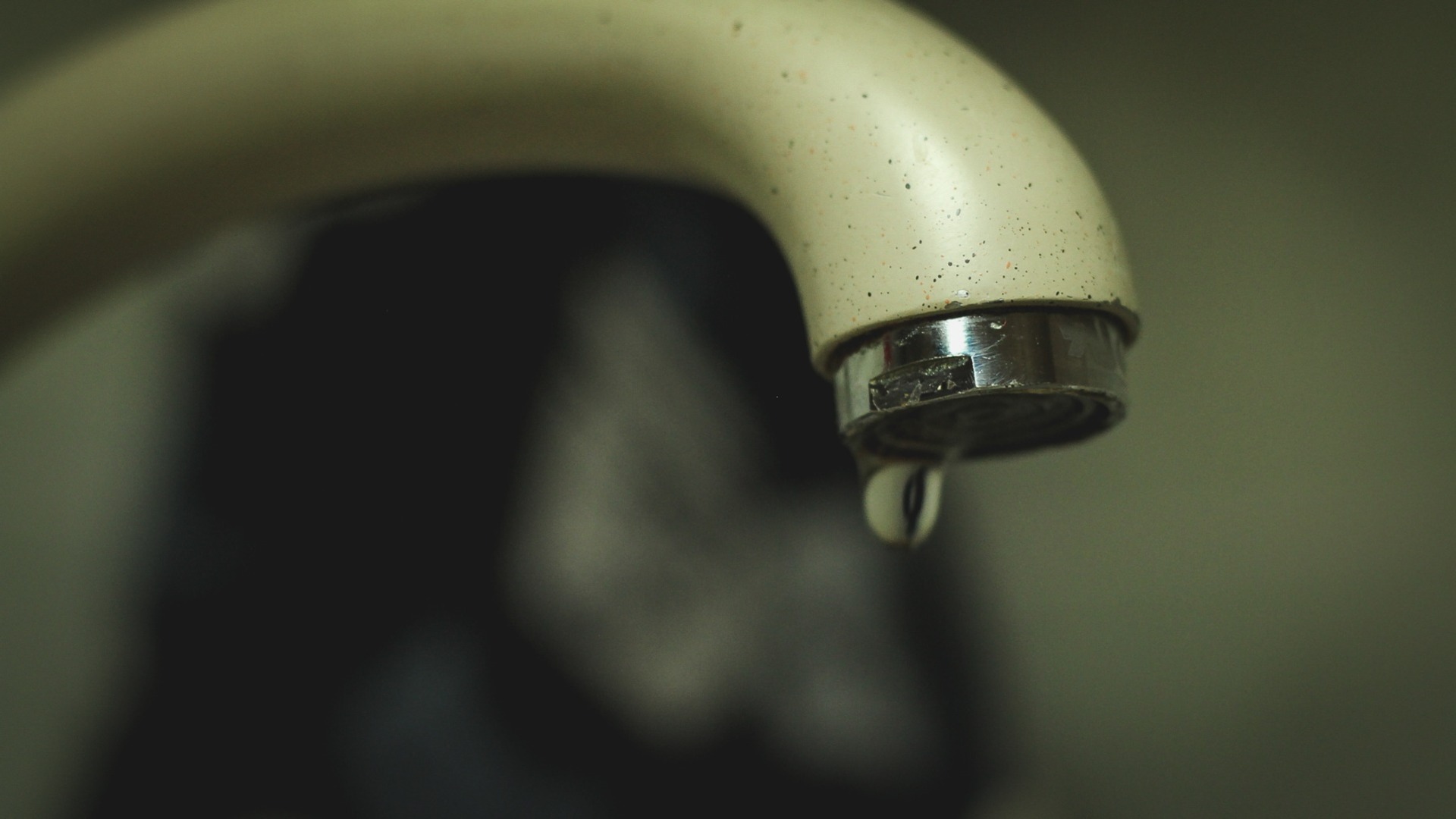 Во Владивостоке многоквартирный дом страдает от проблемы с напором воды