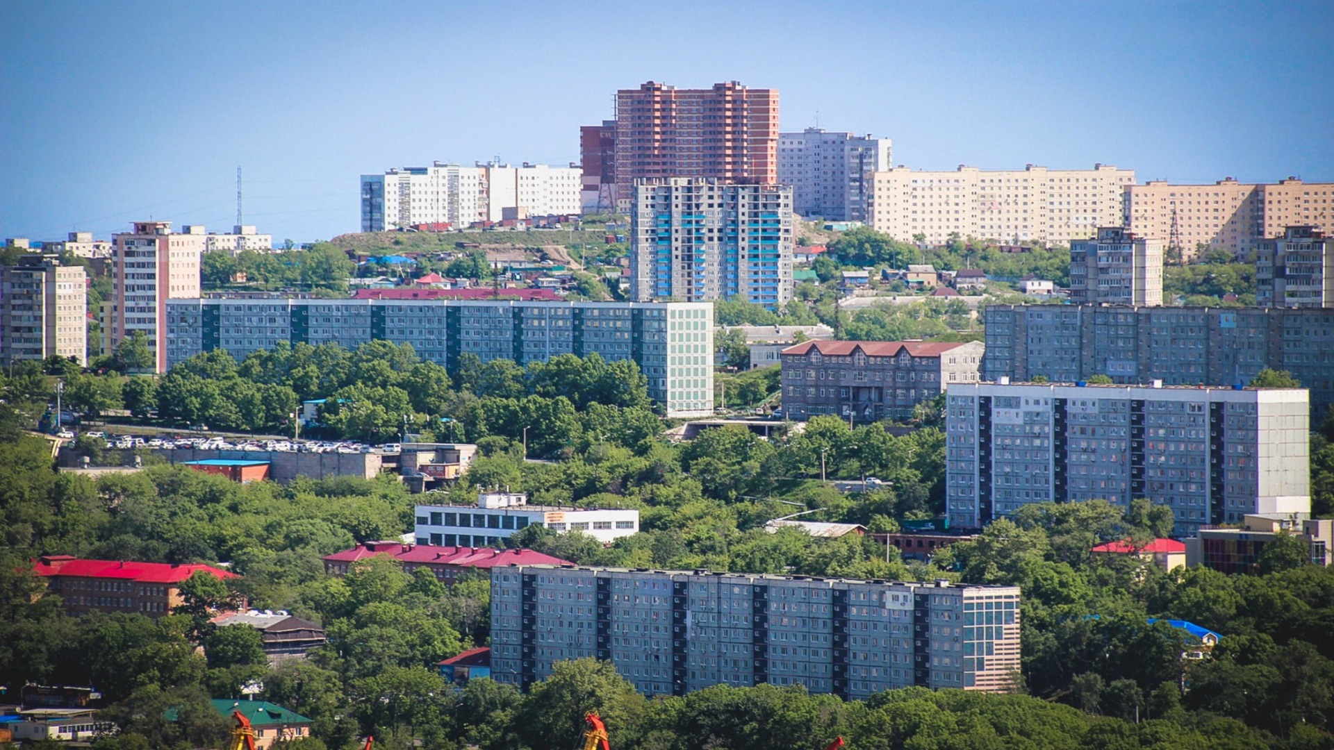 Более тысячи вакансий с получением арендного жилья предлагают в Приморье