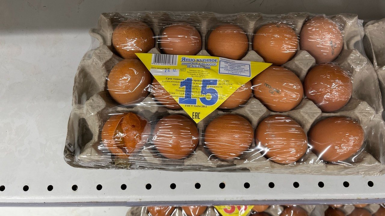 Если вчитаться в этикетки на яйцах, можно узнать много интересного 