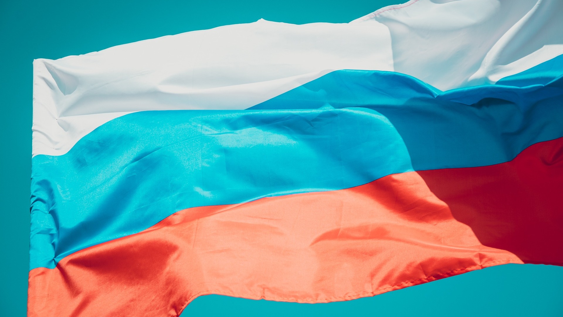 Во Владивостоке прошел автопробег в честь Дня Государственного флага России
