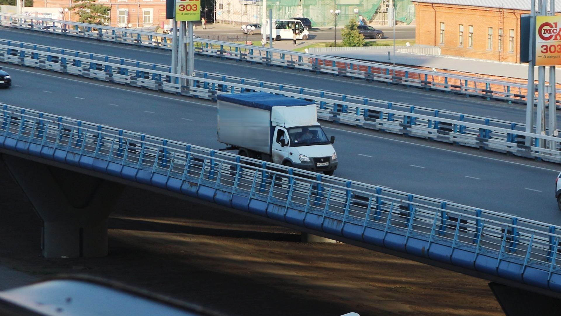 «Газель» пострадала в необычной аварии на одной из улиц Владивостока