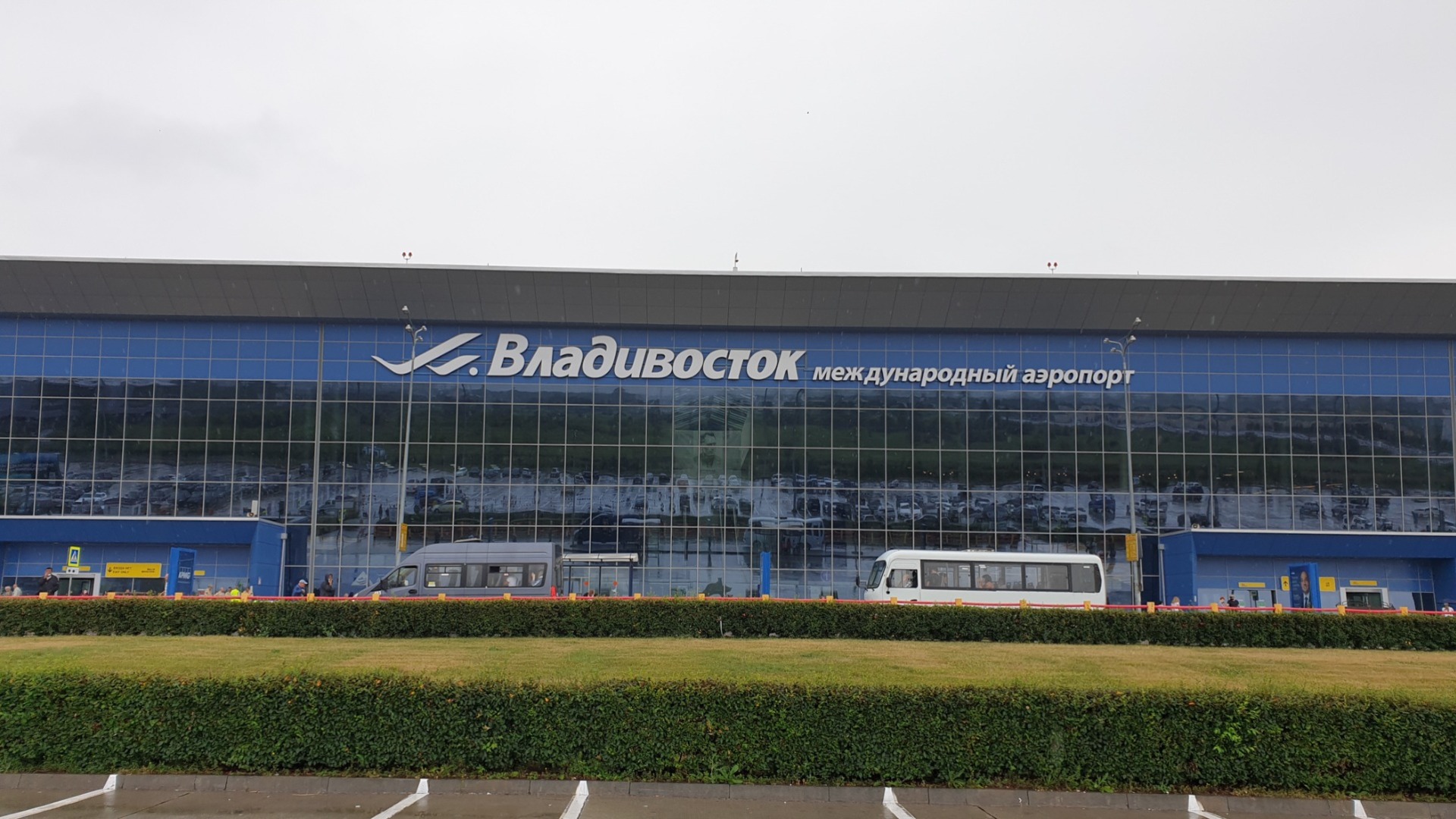 Хабаровчанка сообщила о мужчине с бомбой в аэропорту Владивостока
