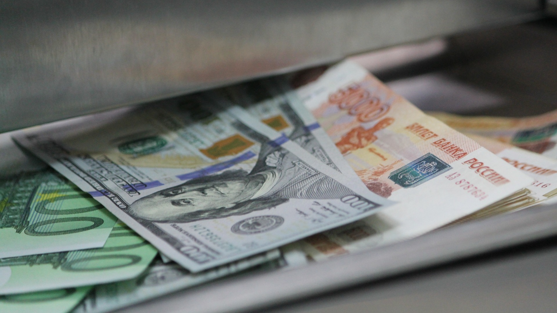 Доллар снова поднялся до 100 рублей в Приморье — что произошло?