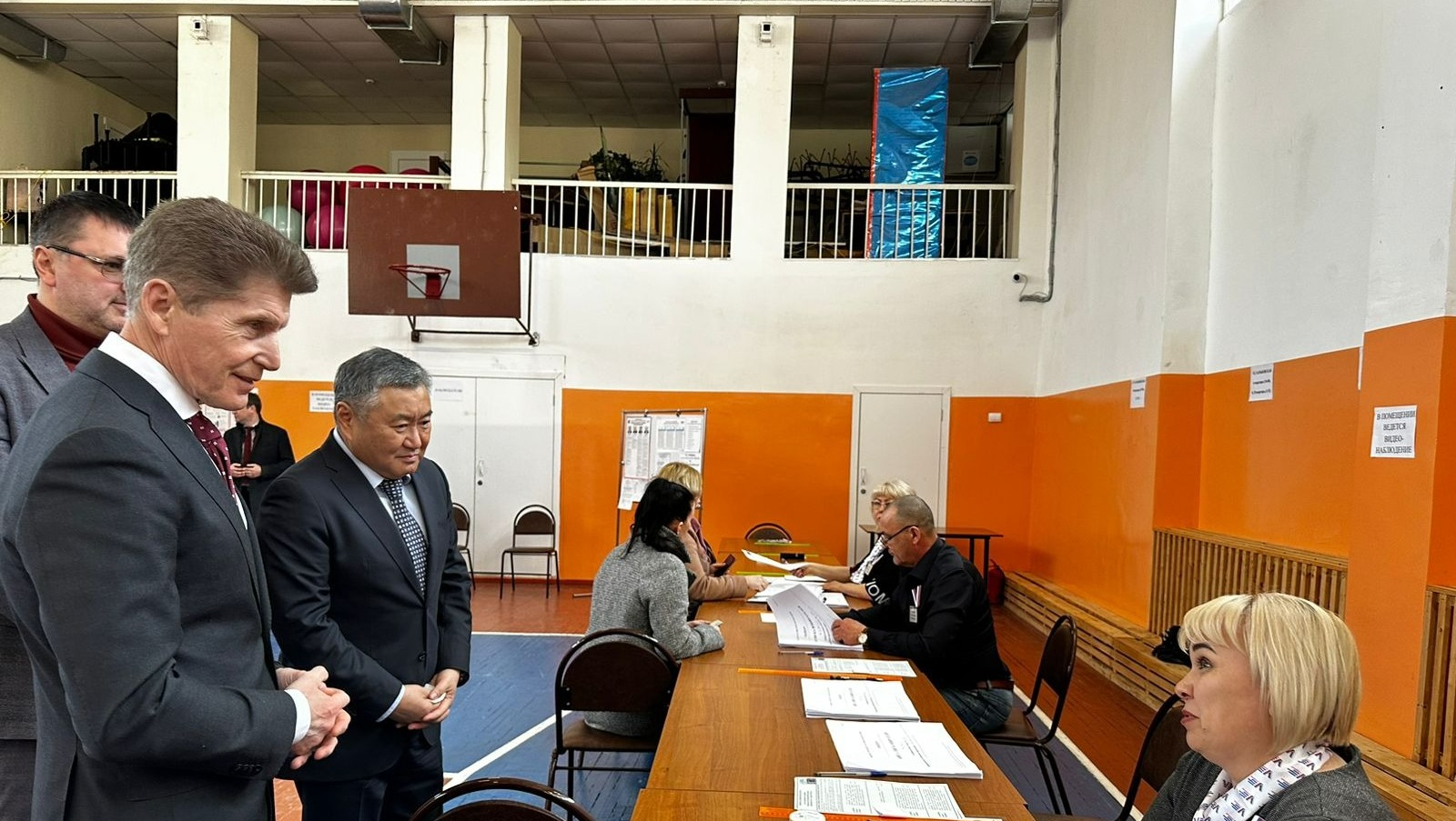 Мэр и губернатор посетили избирательный участок в поселке Заводском в Артеме