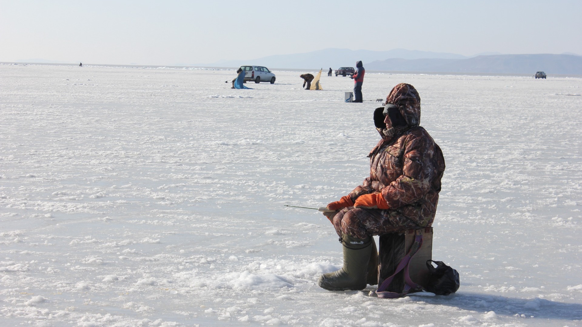 На льдине: более 50 рыбаков уносит в море на Сахалине