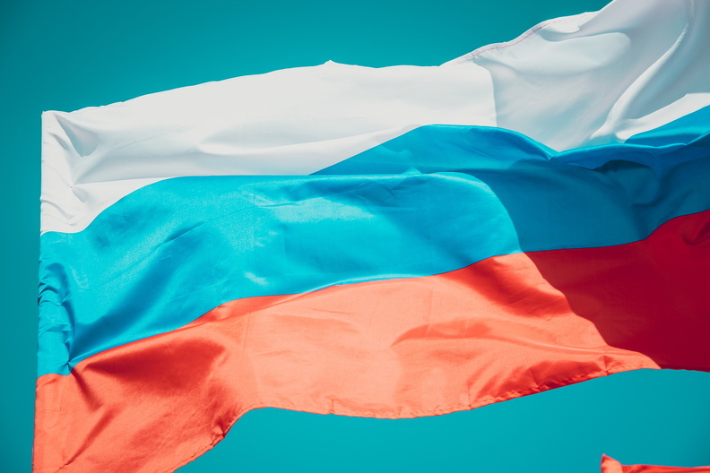 На День флага РФ в Артёме развернут огромный «триколор» во время телетрансляции