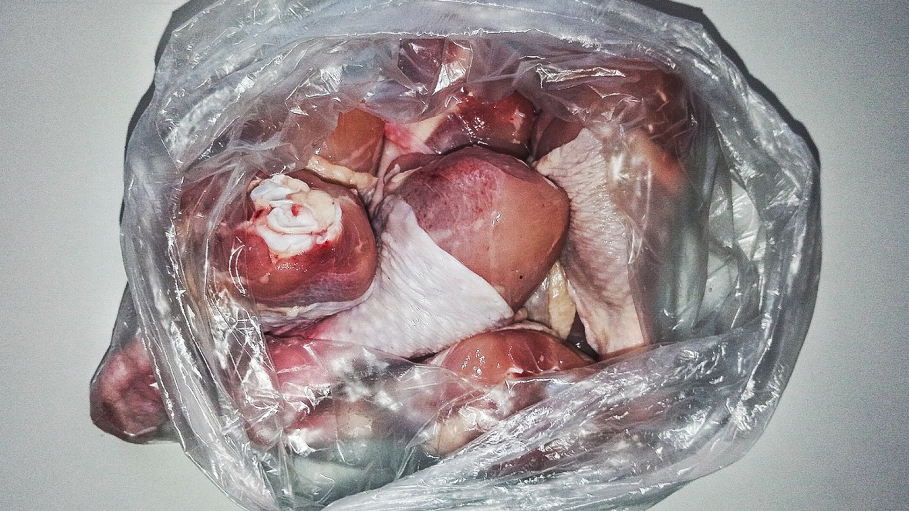 Тонны испорченной замороженной курицы пытались ввезти в Приморье