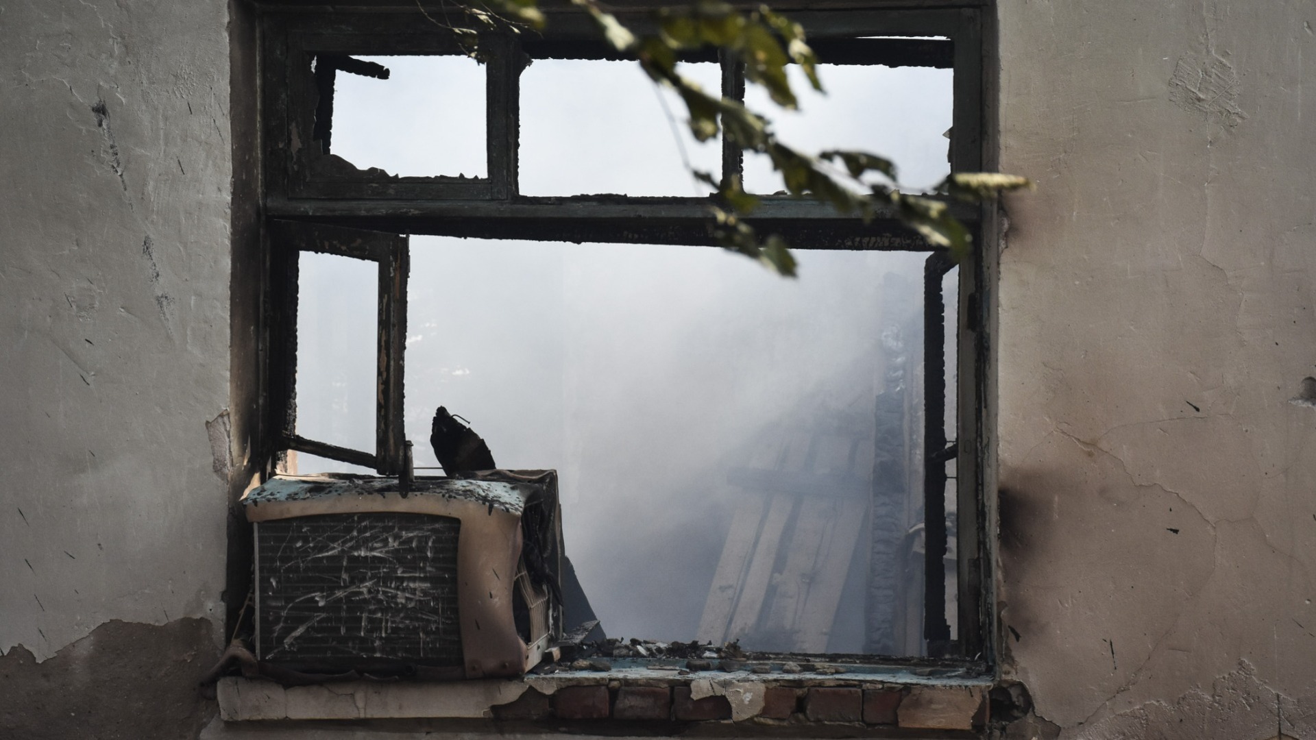 В заброшенном двухэтажном здании во Владивостоке произошел пожар