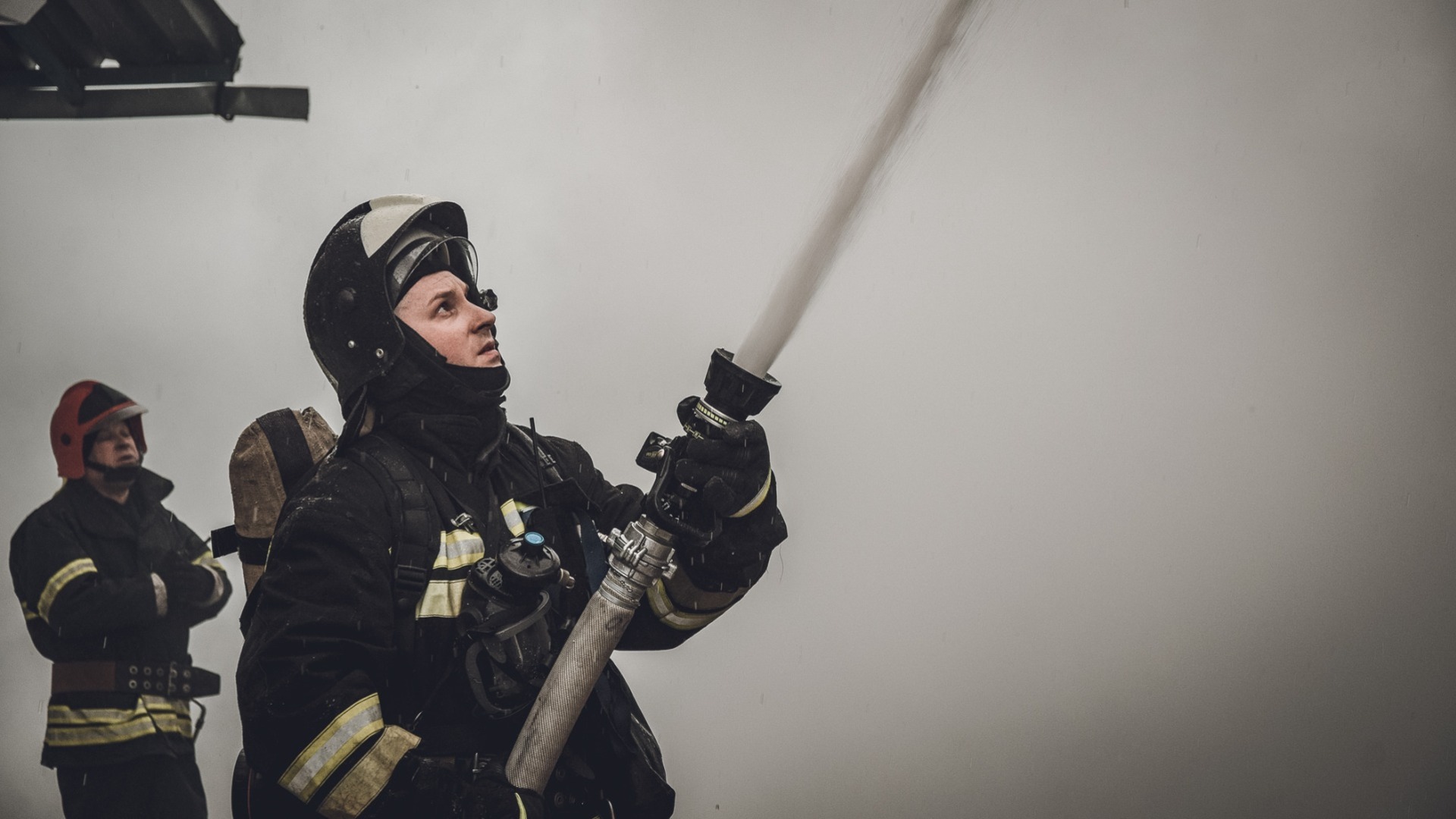 Спасатели МЧС локализовали крупное возгорание в Приморье
