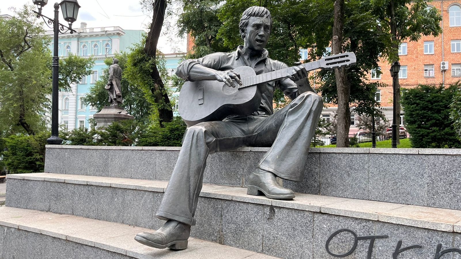 Споёмте, друзья: трио самых музыкальных памятников Владивостока