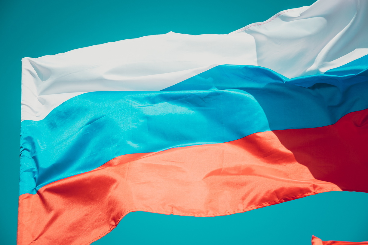 Триколор на Русском мосту и в руках горожан: как отметят День флага в Приморье