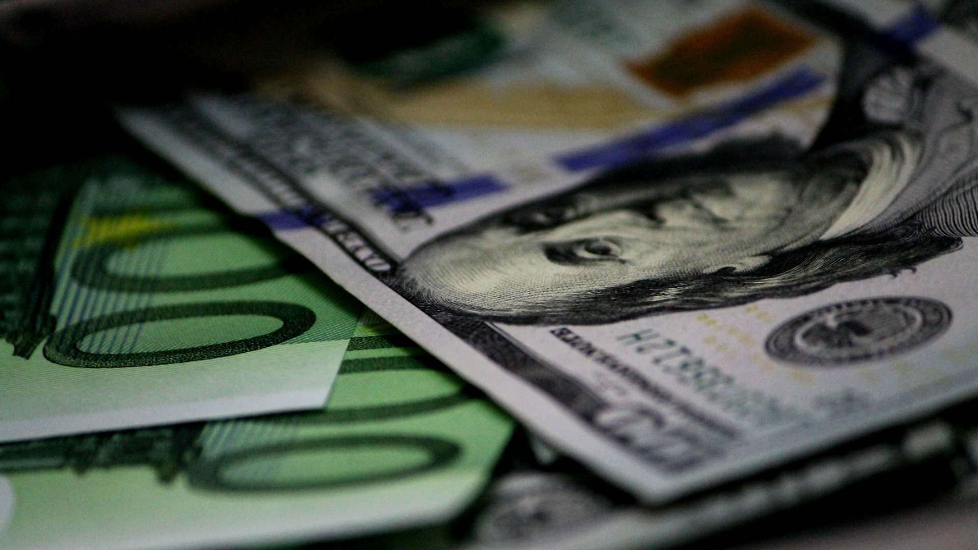 Люди хлынули в банки Приморья на фоне падения доллара — что случилось