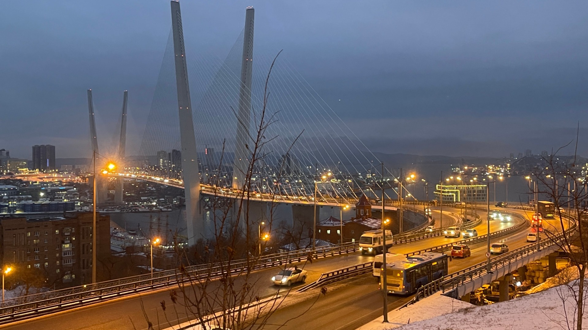 Из-за вечернего ДТП на Золом мосту во Владивостоке образовалась пробка