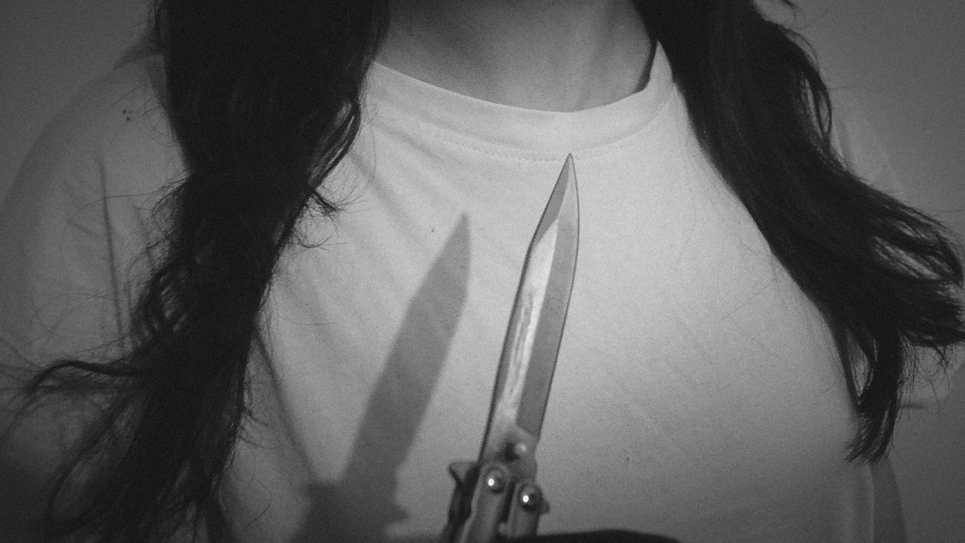 Мужчина с ножом ограбил девушку в Приморье