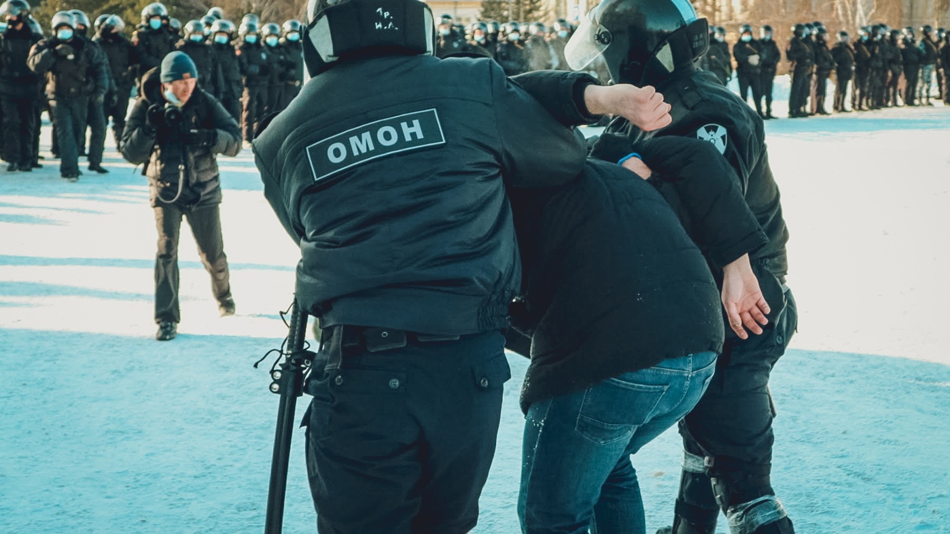 Полиция эпично закрыла наркомагазин мигрантов из Средней Азии в Приморье